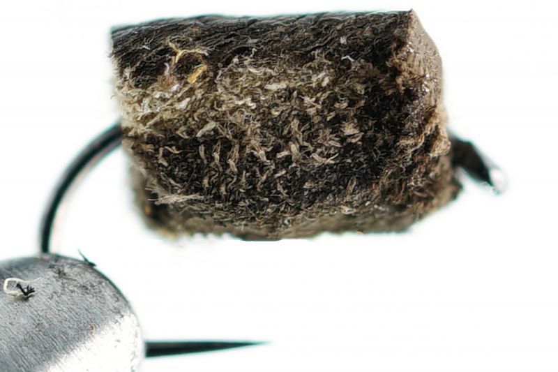 Pellet dark brown barbless no beads